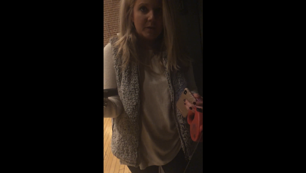 Missouri woman turns into human roadblock in an attempt to prevent her neighbor from entering his own apartment - Sputnik International
