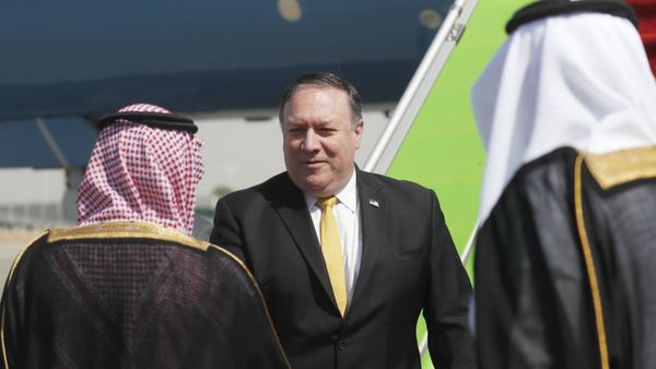 US Secretary of State Mike Pompeo (C) greets Saudi Foreign Minister Adel al-Jubeir (L) after arriving in Riyadh, on October 16, 2018 - Sputnik International