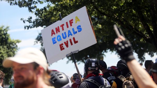 An alt-right demonstrator holds a sign as right-wing rally organizer, Patriot Prayer founder and Republican Senate candidate Joey Gibson speaks during a campaign rally for Gibson in Portland, Oregon, August 4, 2018 - Sputnik International