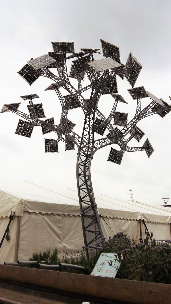 The Energy Tree, in Bristol, provides free mobile phone charging points and wi-fi in the English city. The Energy Tree, in Bristol, provides free mobile phone charging points and wi-fi in the English city. - Sputnik International