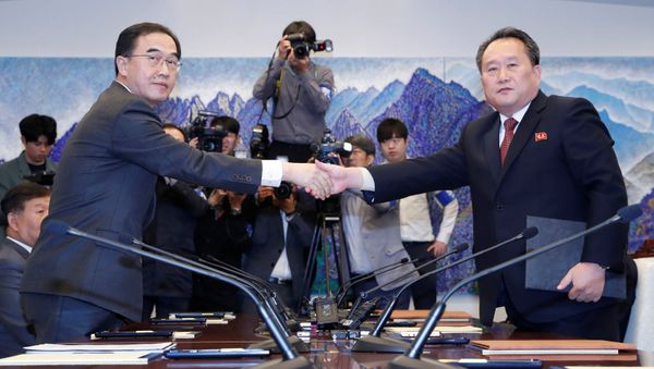 North Korea's Ri Son Gwon, chairman of the Committee for the Peaceful Reunification of the Country, shakes hands with South Korean Unification Minister Cho Myoung-gyon after exchanging the joint statement during their meeting at the truce village of Panmunjom inside the demilitarized zone, South Korea, October 15, 2018. - Sputnik International