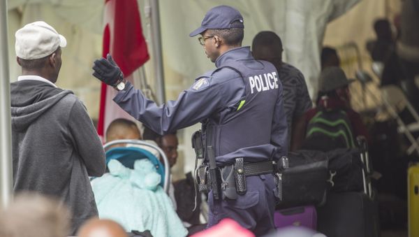 Canadian Police Officer Talks to Illegal Migrants Canadian Police Officer Talks to Illegal Migrants - Sputnik International
