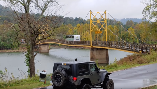 Bendy US Bridge Nearly Buckles Under Bus’ Weight - Sputnik International