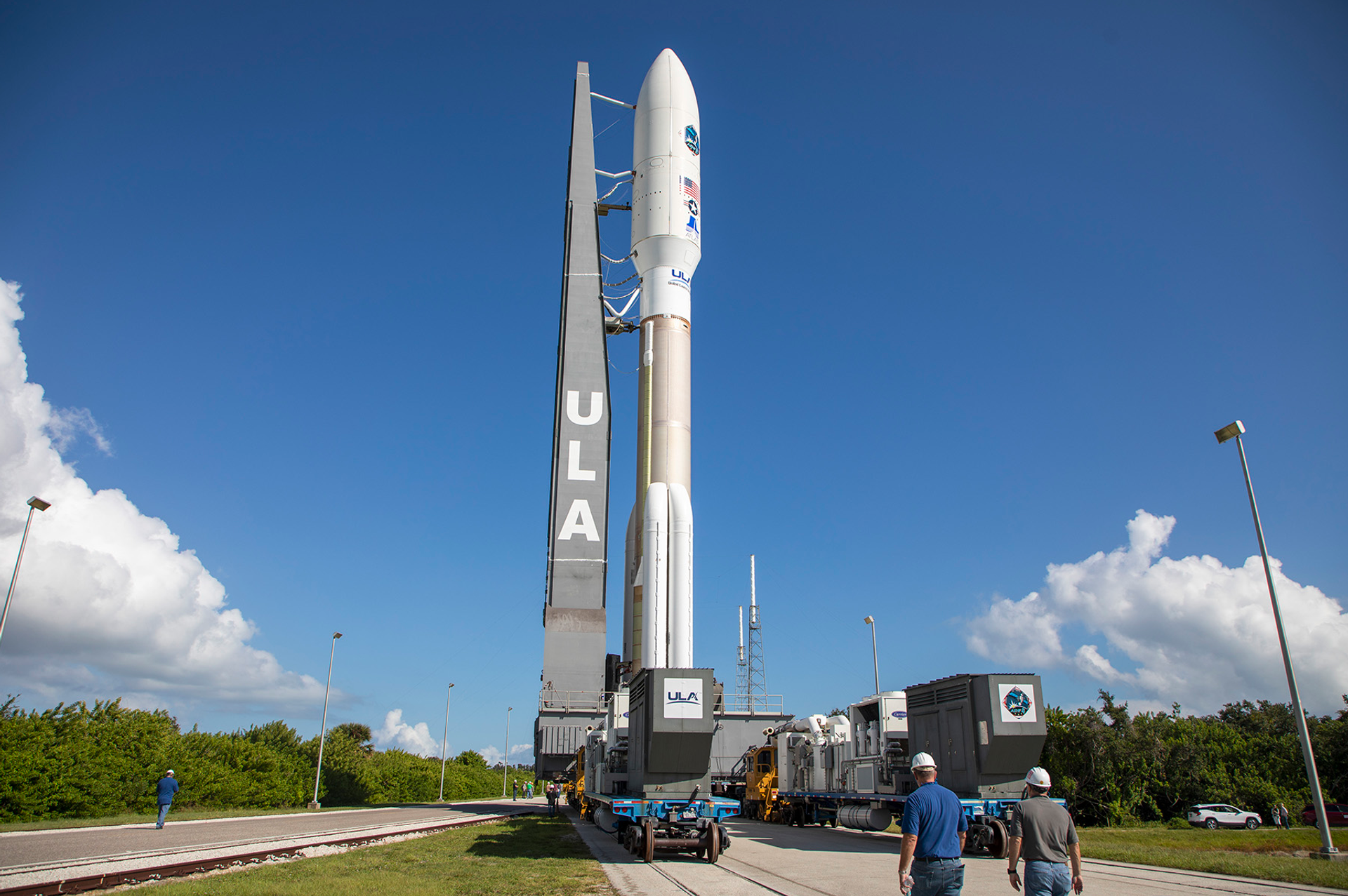A ULA Atlas V rocket carrying the AEHF-4 mission for the U.S. Air Force is rolled from the Vertical Integration Facility to the launch pad at Cape Canaveral's Space Launch Complex-41. - Sputnik International, 1920, 14.05.2024