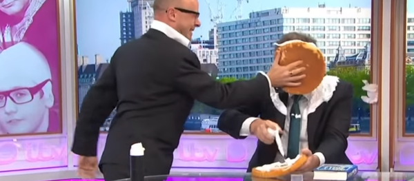 Piers Morgan gets pied by comedian Harry Hill over recent remarks made about actor Daniel Craig Piers Morgan gets pied by comedian Harry Hill over recent remarks made about actor Daniel Craig - Sputnik International
