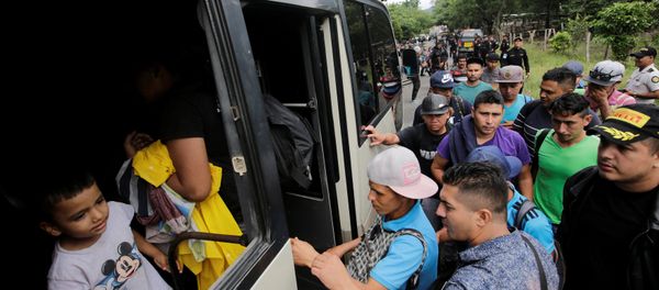 Honduran migrants board trucks sending them back to Honduras, after they crossed the border into Guatemala illegally in their bid to reach the U.S., in Agua Caliente, Guatemala October 17, 2018. - Sputnik International