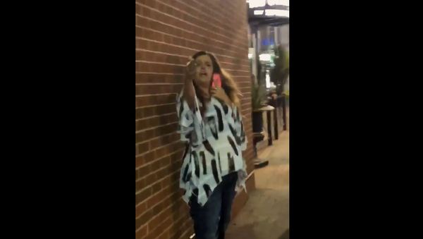 Woman caught on camera yelling racial slurs at strangers October 16, 2018, in Kansas City, Missouri. - Sputnik International
