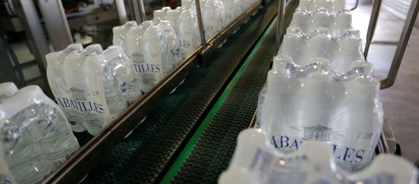 Plastic bottles of mineral water on the bottling line - Sputnik International