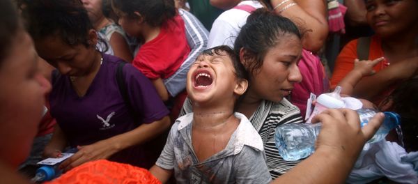 A Central American migrant child, part of a caravan trying to reach the US, cries while waiting to apply for asylum in Mexico at a checkpoint in Ciudad Hidalgo, Mexico, October 20, 2018 - Sputnik International