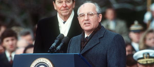 This photo shows US President Ronald Reagan (L) with Soviet leader Mikhail Gorbachev during welcoming ceremonies at the White House on the first day of their disarmament summit on December 8, 1987 - Sputnik International