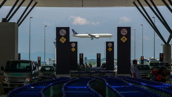A Saudia Boeing 777 passenger aircraft makes its final approach for landing at the Kuala Lumpur International Airport (KLIA) in Sepang on August 20, 2015 - Sputnik International