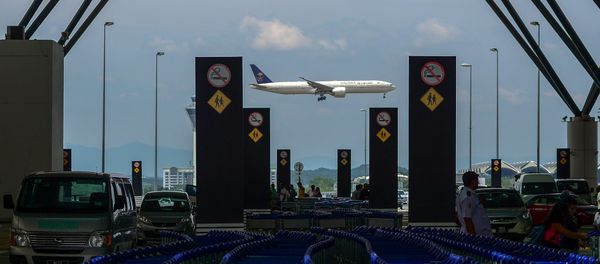 A Saudia Boeing 777 passenger aircraft makes its final approach for landing at the Kuala Lumpur International Airport (KLIA) in Sepang on August 20, 2015 A Saudia Boeing 777 passenger aircraft makes its final approach for landing at the Kuala Lumpur International Airport (KLIA) in Sepang on August 20, 2015 - Sputnik International
