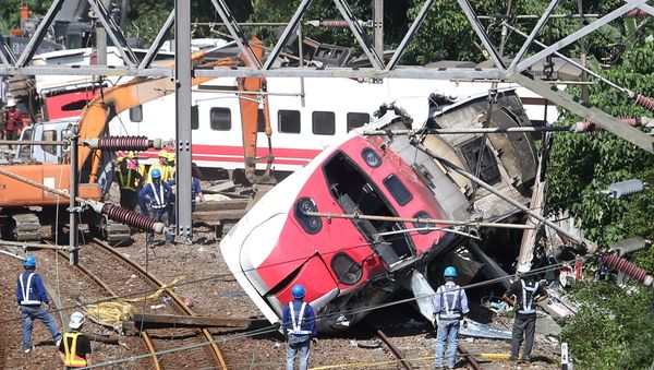 Rescue workers work at the site where a train derailed in Yilan county, Taiwan October 22, 2018 - Sputnik International