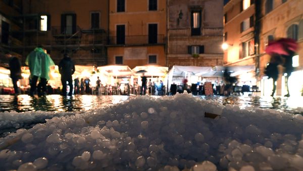 Hail covers the street in downtown Rome during a hailstorm on October 21, 2018 - Sputnik International