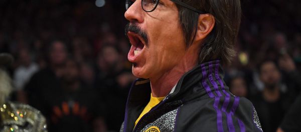 Anthony Kiedis, lead singer of the band Red Hot Chili Peppers, yells profanities at Houston Rockets guard Chris Paul (not pictured) as he is escorted off the floor after he was ejected from the fourth quarter of the game against the Los Angeles Lakers at Staples Center. - Sputnik International