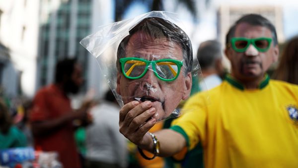 La máscara con la imagen del candidato brasileño presidencial ultraderechista Jair Bolsonaro La máscara con la imagen del candidato brasileño presidencial ultraderechista Jair Bolsonaro - Sputnik International