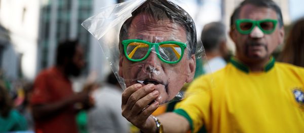 La máscara con la imagen del candidato brasileño presidencial ultraderechista Jair Bolsonaro La máscara con la imagen del candidato brasileño presidencial ultraderechista Jair Bolsonaro - Sputnik International
