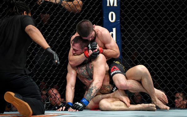 Khabib Nurmagomedov (red gloves) fights Conor McGregor (blue gloves) during UFC 229 at T-Mobile Arena Khabib Nurmagomedov (red gloves) fights Conor McGregor (blue gloves) during UFC 229 at T-Mobile Arena - Sputnik International