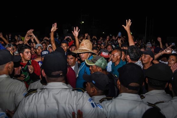 Honduran migrants taking part in a new caravan heading to the US, talk with Guatemalan police officers on their arrival to Chiquimula, Guatemala, on October 22, 2018 - Sputnik International