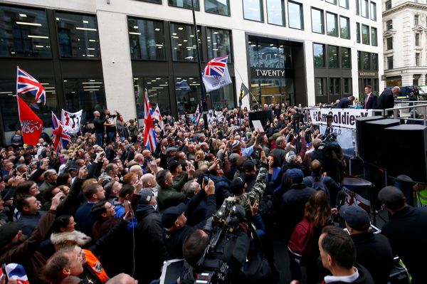 Far right activist Stephen Yaxley-Lennon, who goes by the name Tommy Robinson, speaks to supporters as he arrives to face contempt of court charges at the Old Bailey in London, Britain, October 23, 2018 - Sputnik International