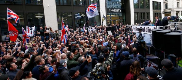 Far right activist Stephen Yaxley-Lennon, who goes by the name Tommy Robinson, speaks to supporters as he arrives to face contempt of court charges at the Old Bailey in London, Britain, October 23, 2018 - Sputnik International