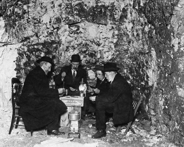 A group of Englishmen huddle in a cave beneath Ramsgate in Kent during a First World War air raid A group of Englishmen huddle in a cave beneath Ramsgate in Kent during a First World War air raid - Sputnik International