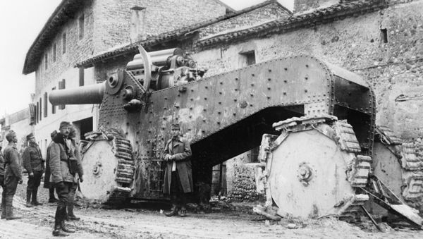 Austro-Hungarian troops examine a captured Italian howitzer in a village near Udine during the First World War - Sputnik International