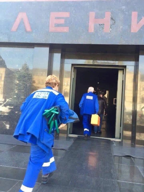 The photo of paramedics running into Lenin's Mausoleum which caused bedlam on social media. - Sputnik International