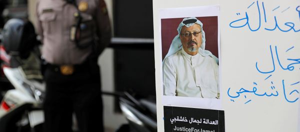 Activista con la foto del periodista desaparecido, Jamal Khashoggi Activista con la foto del periodista desaparecido, Jamal Khashoggi - Sputnik International