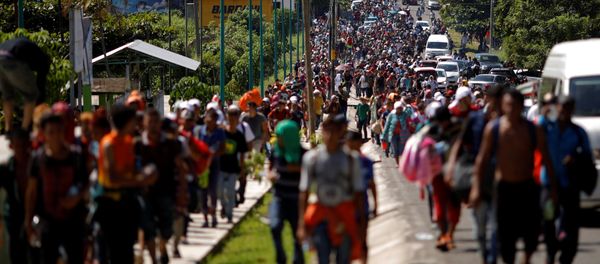 Central American migrants walk along the highway near the border with Guatemala, as they continue their journey trying to reach the U.S., in Tapachula, Mexico October 21, 2018 - Sputnik International