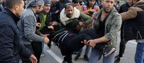 Migrants carry a woman who was injured during minor clashes with Croatian riot police at Maljevac border crossing between Bosnia and Croatia near Velika Kladusa, Bosnia, October 24, 2018 Migrants carry a woman who was injured during minor clashes with Croatian riot police at Maljevac border crossing between Bosnia and Croatia near Velika Kladusa, Bosnia, October 24, 2018 - Sputnik International