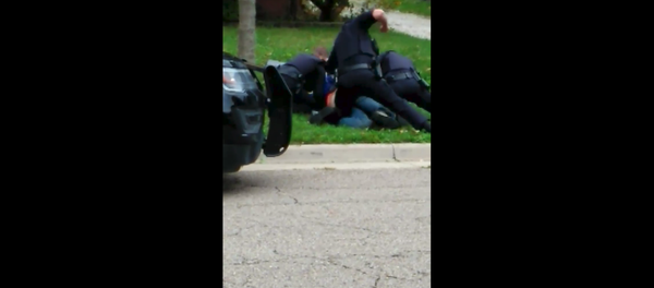 Akron Police Department launch use-of-force investigation after video emerges, showing officer punch suspect more than 30 times. - Sputnik International