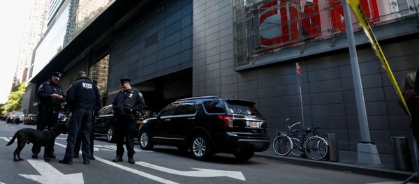Members of the New York Police Department are seen outside the Time Warner Center after a suspicious package was found inside the CNN Headquarters in Manhattan - Sputnik International