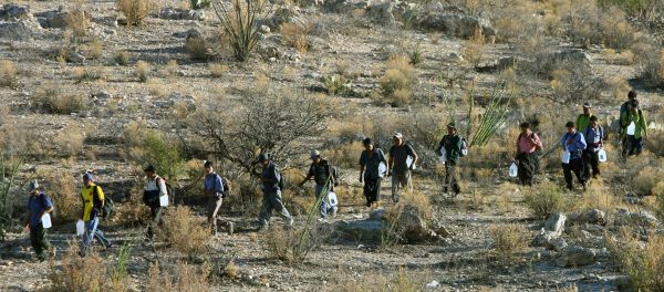 Mexican immigrants walk in line through the Arizona desert near Sasabe, Sonora state, in an attempt to illegally cross the Mexican-US border - Sputnik International