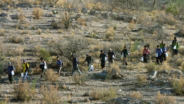 Mexican immigrants walk in line through the Arizona desert near Sasabe, Sonora state, in an attempt to illegally cross the Mexican-US border - Sputnik International