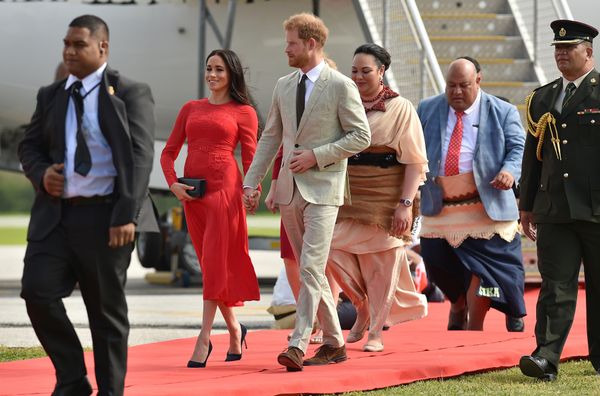 Britain's Prince Harry and his wife Meghan, Duchess of Sussex arrive at Fua'amotu airport in Tonga on October 25, 2018. Prince Harry and his pregnant wife Meghan left Fiji after a three-day official visit and arrived in Tonga as part of their tour of Australia and the South Pacific. - Sputnik International