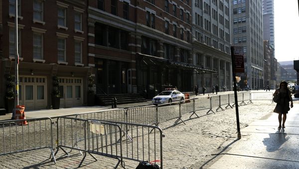 A woman walks past the townhouse (L) in the Tribeca area of Manhattan (File) - Sputnik International