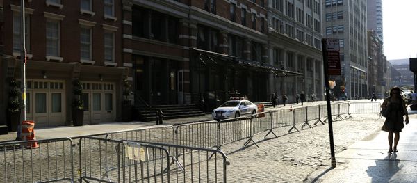 A woman walks past the townhouse (L) in the Tribeca area of Manhattan (File) - Sputnik International
