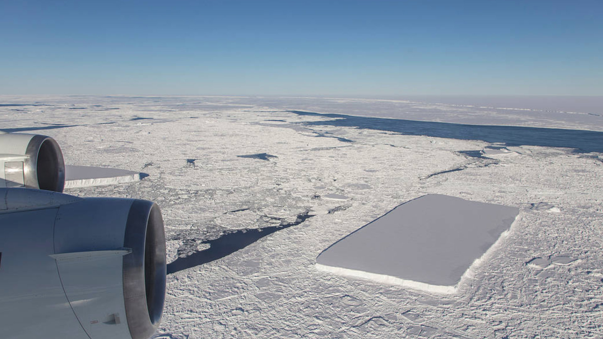 NASA releases image of second rectangular iceberg spotted by Operation IceBridge earlier this month NASA releases image of second rectangular iceberg spotted by Operation IceBridge earlier this month - Sputnik International, 1920, 20.05.2021