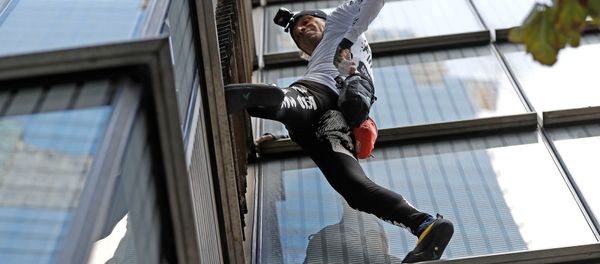 French free-climber Alain Robert, known as 'Spiderman', attempts to climb up the outside of the Heron Tower in the financial district of London, Britain, October 25, 2018 French free-climber Alain Robert, known as 'Spiderman', attempts to climb up the outside of the Heron Tower in the financial district of London, Britain, October 25, 2018 - Sputnik International