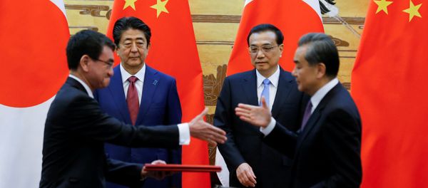 Chinese Premier Li Keqiang, Japanese Prime Minister Shinzo Abe, Chinese Foreign Minister Wang Yi and Japanese Foreign Minister Taro Kono attend a signing ceremony in Beijing - Sputnik International