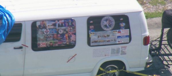 A van which was seized during an investigation into a series of parcel bombs is transported to an FBI facility in Miramar - Sputnik International