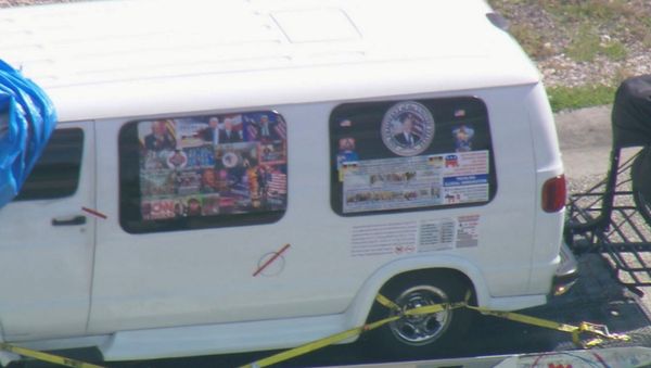 A van which was seized during an investigation into a series of parcel bombs is transported to an FBI facility in Miramar - Sputnik International