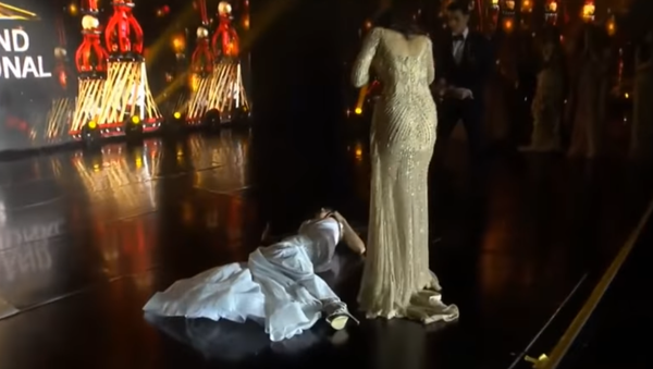 Beauty Pageant Winner Collapses - Sputnik International