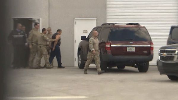 FBI officers escort Cesar Altieri Sayoc into a waiting SUV at FBI headquarters after arresting him in connection with an investigation into a string of parcel bombs, in Miramar, Florida, U.S. October 26, 2018. - Sputnik International