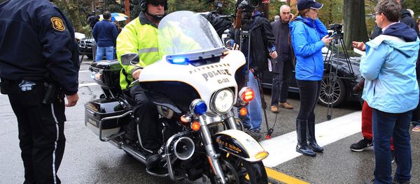A police officer on motorcycle passes through a roadblock as he responds after a gunman opened fire at the Tree of Life synagogue in Pittsburgh. A police officer on motorcycle passes through a roadblock as he responds after a gunman opened fire at the Tree of Life synagogue in Pittsburgh. - Sputnik International