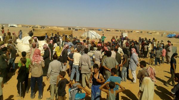 people gather to take basic food stuffs and other aid from community leaders at Rukban refugee camp - Sputnik International