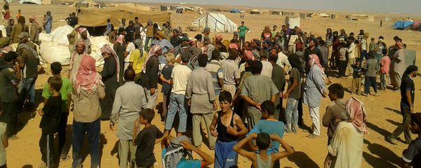 people gather to take basic food stuffs and other aid from community leaders at Rukban refugee camp - Sputnik International