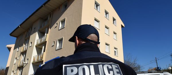 A municipal police officer stands January 22, 2015 in front of a building in Beziers, southern France, where a Russian Chechen suspected of preparing a terrorist attack was living before his January 19 arrest A municipal police officer stands January 22, 2015 in front of a building in Beziers, southern France, where a Russian Chechen suspected of preparing a terrorist attack was living before his January 19 arrest - Sputnik International