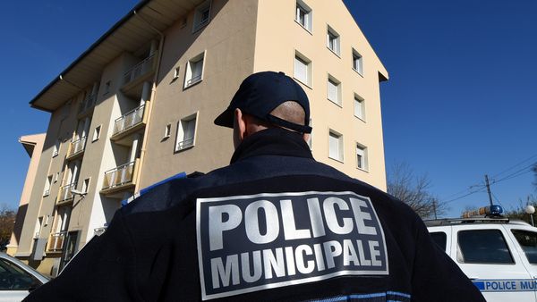 A municipal police officer stands January 22, 2015 in front of a building in Beziers, southern France, where a Russian Chechen suspected of preparing a terrorist attack was living before his January 19 arrest A municipal police officer stands January 22, 2015 in front of a building in Beziers, southern France, where a Russian Chechen suspected of preparing a terrorist attack was living before his January 19 arrest - Sputnik International